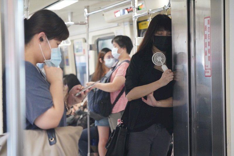 薛瑞元:疫情警戒降級並非不可能 但要做好警戒措施