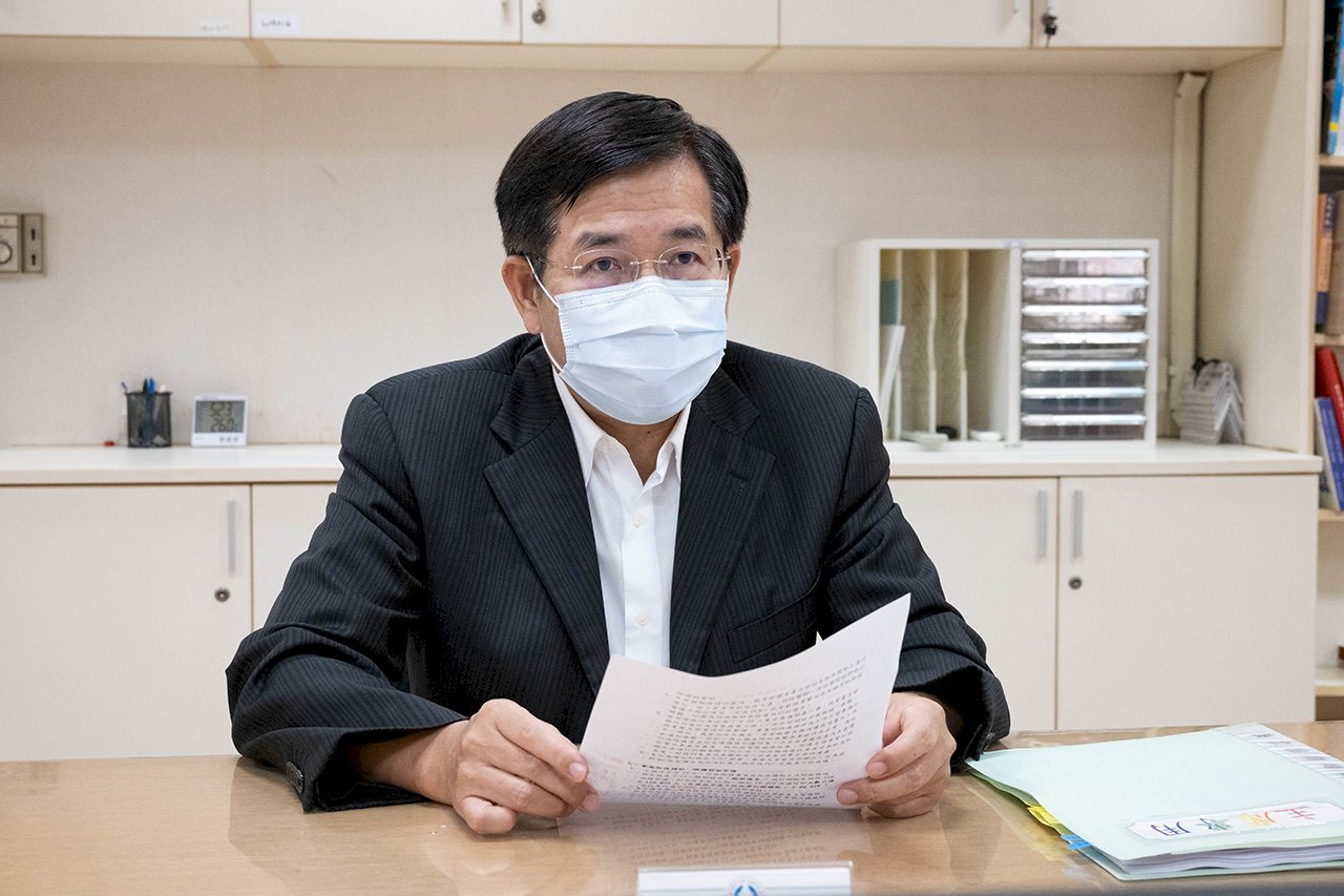 國手搭經濟艙惹議 教長:體育署長昨已遞辭呈