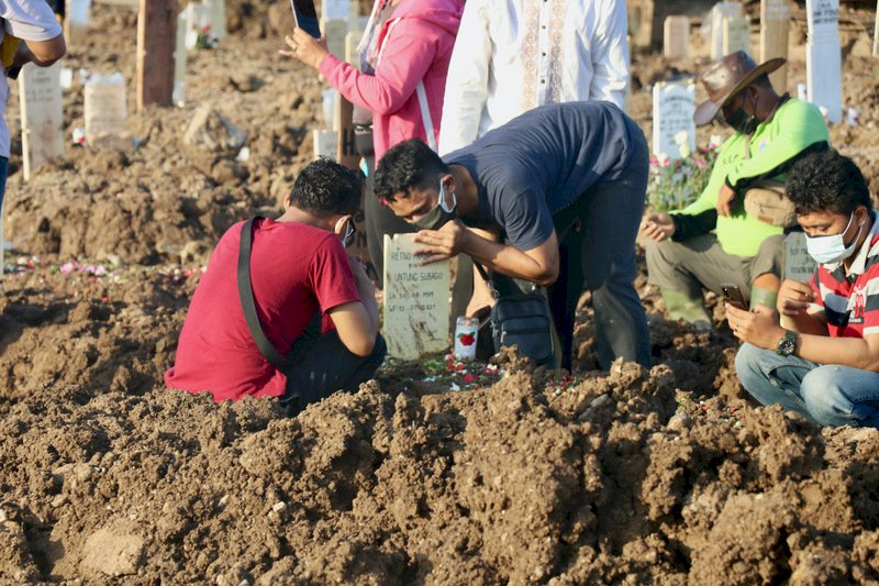 印尼連4天單日死亡破千 雅加達逾3000人等病床