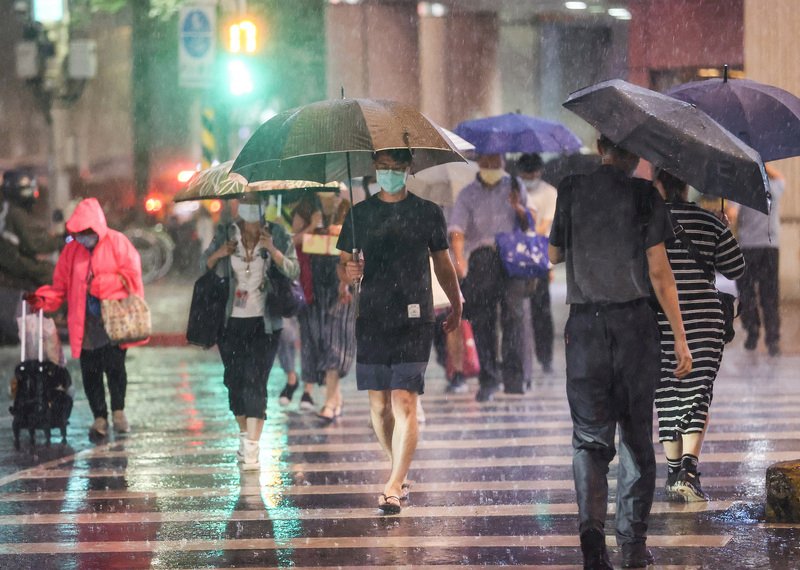 颱風外圍環流影響 北部東北部降雨越晚越明顯