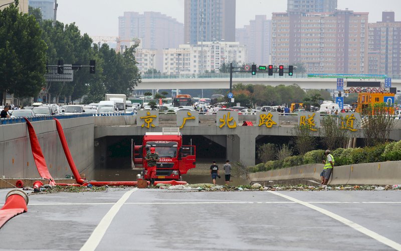 河南暴雨重災區 鄭州京廣路隧道拖出逾200輛車