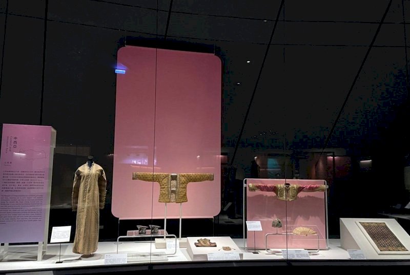 故宮南院「亞洲織品」常設展24日起再度登場,展出51件文物,其中土耳其「藍地折枝花印染布」是以木製浮雕模具印出花紋輪廓後再手繪顏色,讓花卉紋飾具有手作鮮活魅力。(故宮南院提供) (圖:中央社)