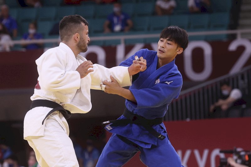 23歲的楊勇緯(右)首度踏上奧運舞台就有不錯成績,24日在男子60公斤量級8強賽擊敗荷蘭選手茨亞卡杜阿(Tornike Tsjakadoea)、晉級4強。 (圖:中央社)