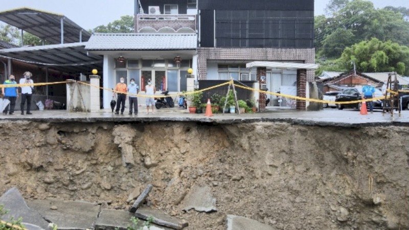 苗栗縣三灣鄉三灣村一處民宅前方空地,疑因受烟花颱風雨勢影響,23日傍晚發生坍塌,導致該處3戶、10多人不敢回家,只能寄宿親友家。(民眾提供) (圖:中央社)