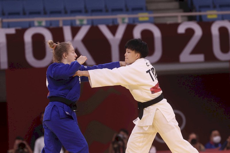 台灣女子柔道選手林真豪(右)24日下午在東京奧運柔道女子48公斤量級敗部復活賽登場,可惜不敵以色列對手瑞尚尼(Shira Rishony)(左),無緣銅牌戰。 (圖:中央社)