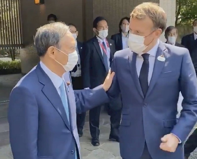 馬克宏東京會見菅義偉 盛讚法日友好關係