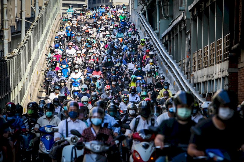 國內COVID-19疫情趨緩,疫情警戒27日將降為2級,人民生活逐步解封,26日上班時段可見台北橋湧現密集車潮。 (圖:中央社)