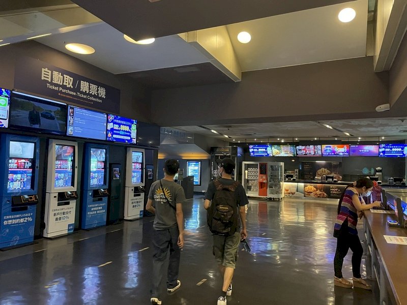 受COVID-19(2019冠狀病毒疾病)疫情影響,又無強檔新片加持,影城不見人潮,高雄大遠百威秀影城26日僅有零星觀影民眾。 (圖:中央社)