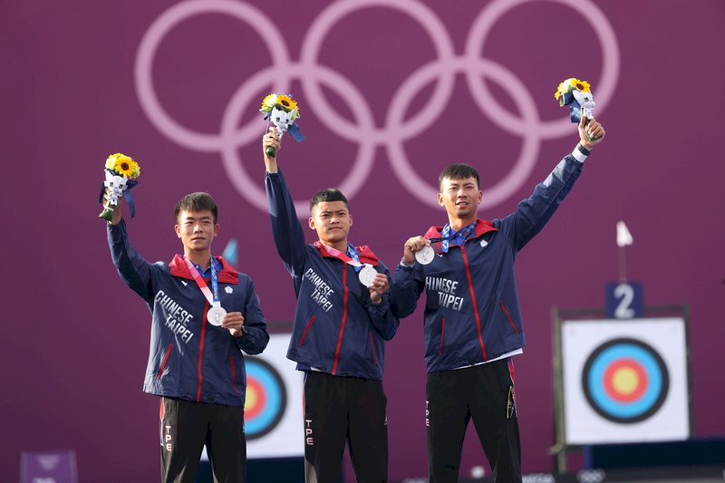 中華隊選手魏均珩(右起)、湯智鈞與鄧宇成26日在2020東京奧運男子射箭團體賽闖進壓軸冠軍戰,最終不敵韓國,拿下銀牌。 (圖:中央社)