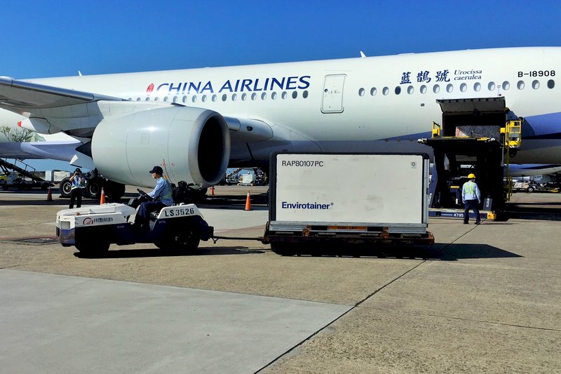 第4批由台灣自購的AZ疫苗、約58.2萬劑,27日下午由中華航空公司CI834航班的藍鵲號自泰國曼谷載運來台,效期至110年11月30日。 (圖:中央社)