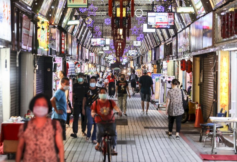 中央宣布27日全台降為2級警戒,萬華商圈各夜市也已恢復營業,華西街夜市大多數店家拉起鐵門做生意,人氣略回溫。 (圖:中央社)