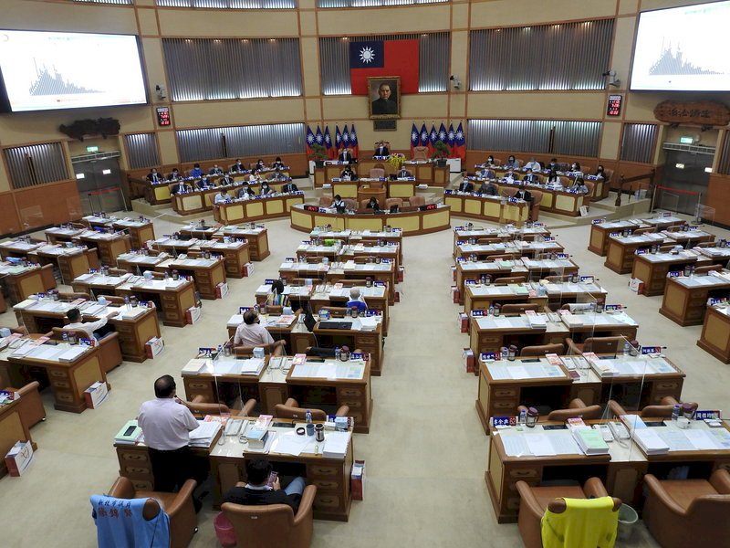 隨著COVID-19(2019冠狀病毒疾病)疫情漸緩,停會多時的新北市議會恢復開議。 (圖:中央社)