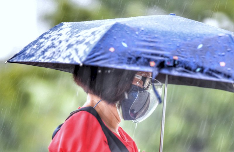 西南風增強局部大雨 各地炎熱東南部焚風