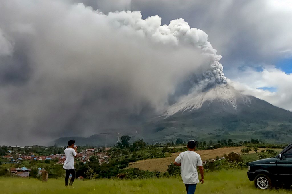 印尼西納彭火山噴發12分鐘 煙塵飄至1公里外