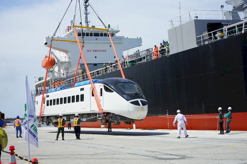 台鐵局首批EMU3000型城際列車30日上午抵達花蓮港進行卸船作業,若測試順利,最快今年底投入東部幹線疏運。 (圖:中央社)