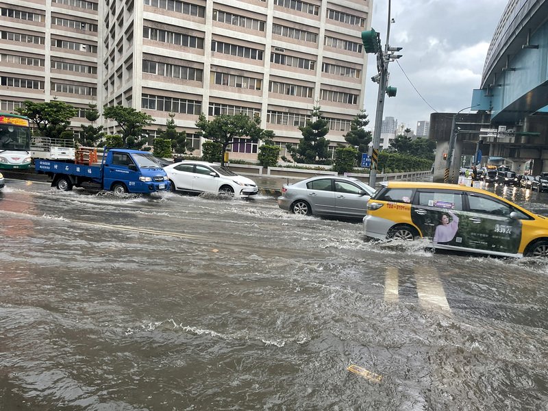 中央氣象局30日下午針對桃園等地發出大雨特報,龜山區也因牆降雨造成多處積淹水,車輛在積水道路上涉水前行。(警方提供) (圖:中央社)