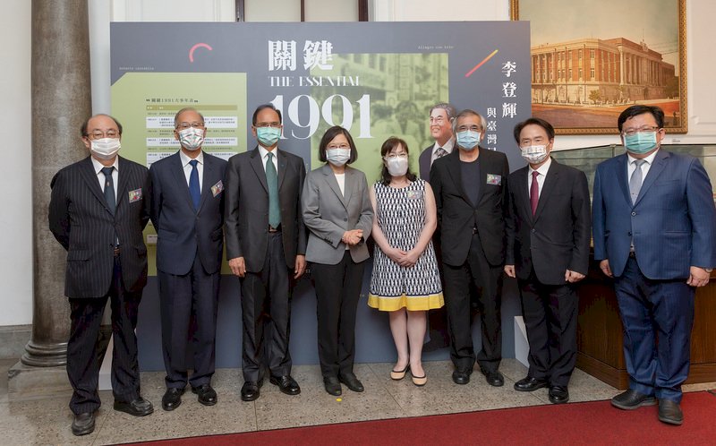 國史館30日舉行「關鍵1991:李登輝與台灣民主元年展覽開幕典禮」,總統蔡英文(左4)、立法院長游錫堃(左3)、李登輝基金會董事長李安妮(右4)、國史館長陳儀深(右2)等人合影。(總統府提供) (圖:中央社)