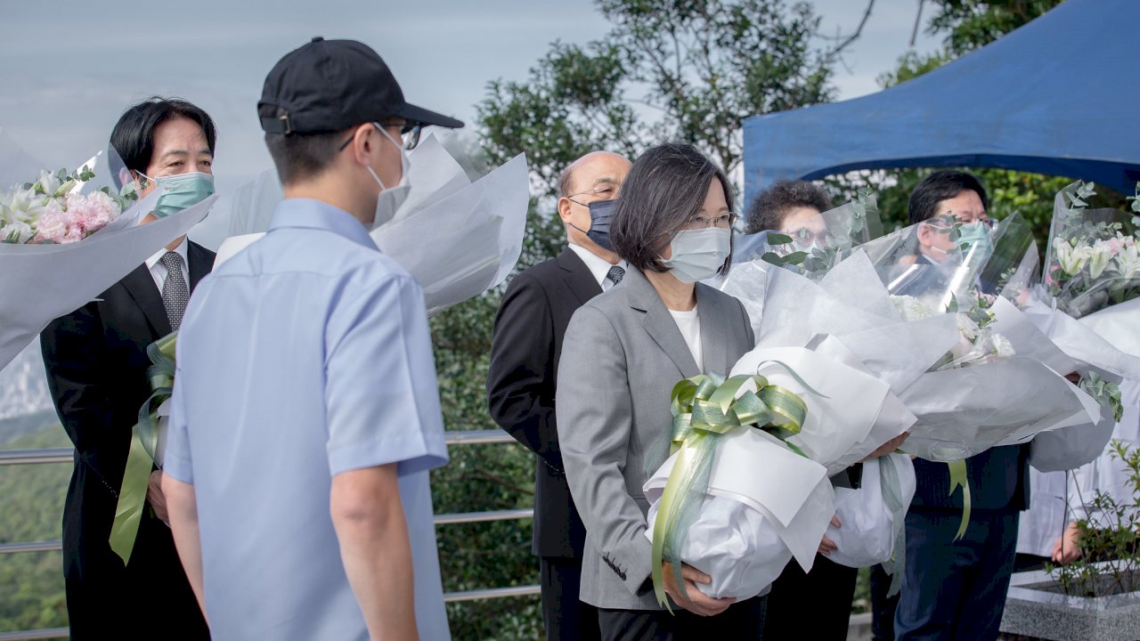前總統李登輝逝世週年,蔡英文總統率官員赴五指山獻花致意。 (圖:總統府)