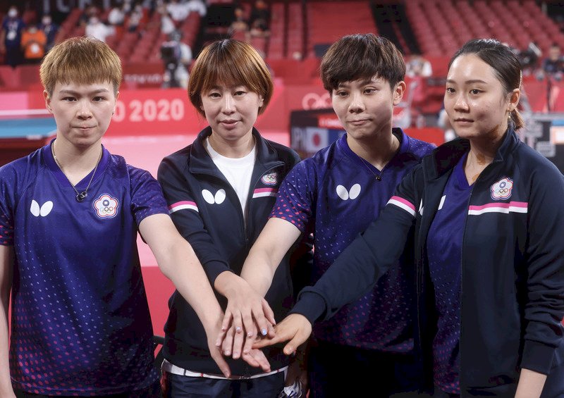 東京奧運桌球女子團體賽8強賽2日晚間登場，台灣桌球女子代表隊陳思羽（左1）、鄭先知（右1）、鄭怡靜（右2）出賽迎戰地主日本隊，最終以0比3不敵、無緣晉級。賽後選手與教練鄭佳奇（左2）合影留念。 (圖：中央社)