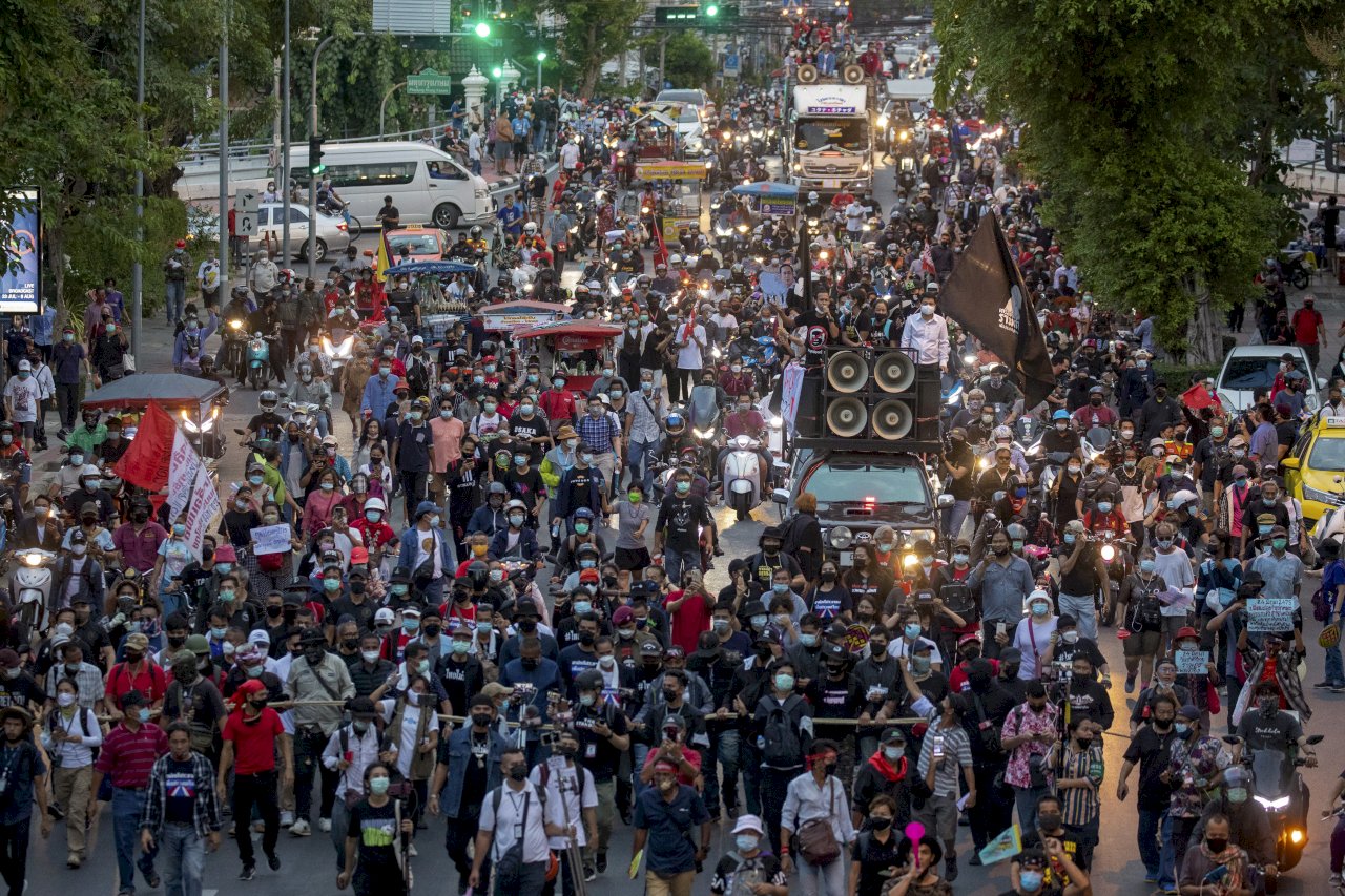 泰國大示威一年 110人被以冒犯君主罪起訴