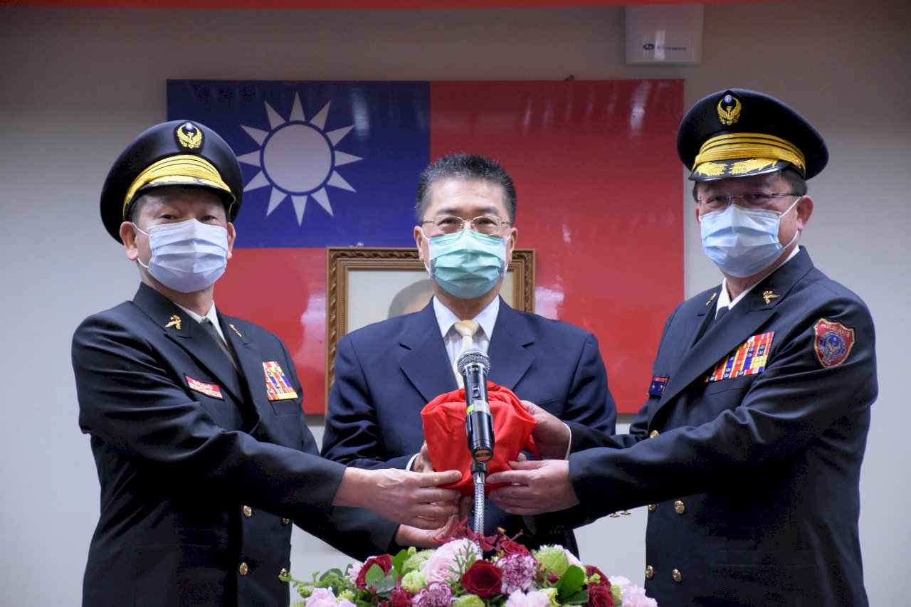 消防署長交接 徐國勇期許新任署長蕭煥章持續精進