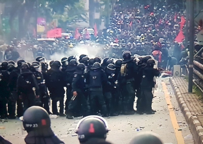 曼谷數百民眾示威 泰警射催淚瓦斯與橡皮子彈
