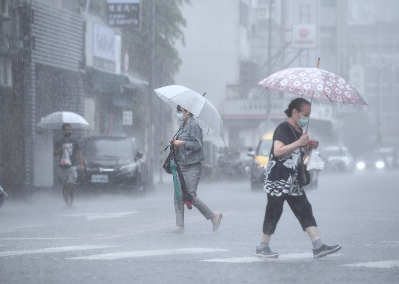 中央氣象局10日中午更新豪雨特報，南方雲系北移及午後對流發展旺盛，恆春半島防豪雨；新北、桃園等13縣市防大雨。台北市午後下起滂沱大雨。 圖：中央社 新聞 Rti 中央廣播電臺