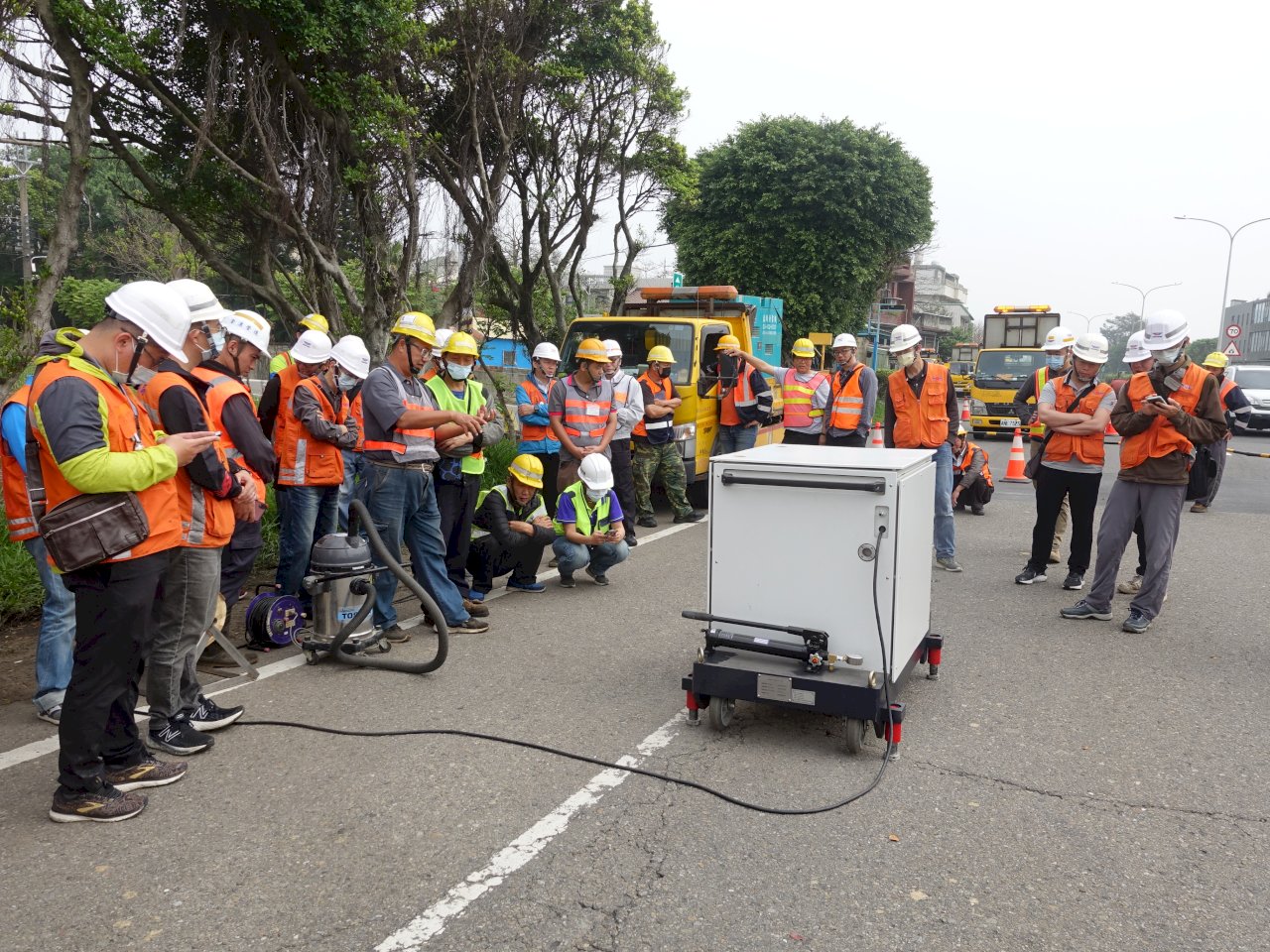 防小坑變天坑 公路總局獨創填補道路坑洞利器