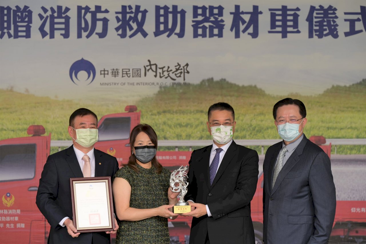 受贈4部消防救助器材車 徐國勇感謝國策顧問挺消防