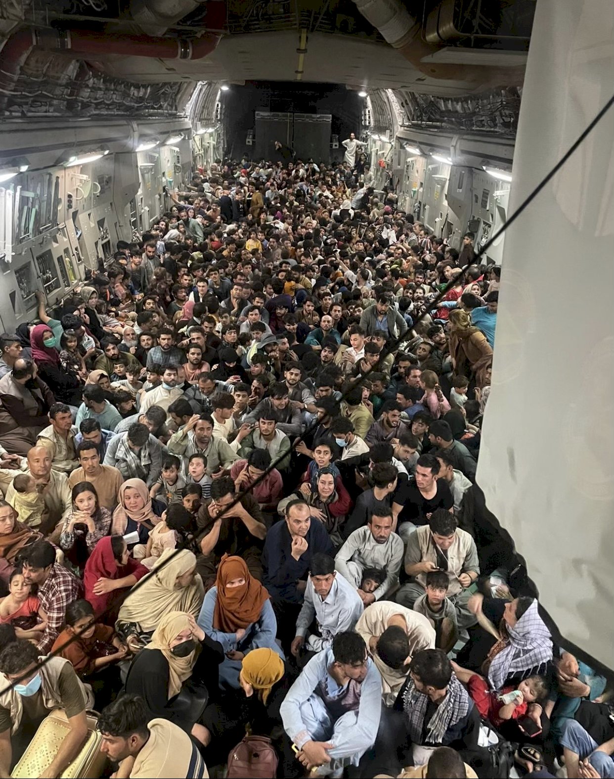 逃離阿富汗！美軍C-17運輸機硬擠640人