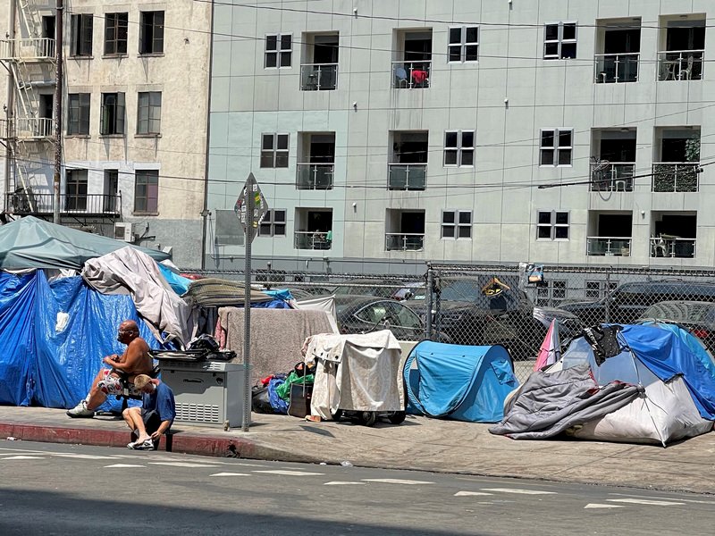 洛杉磯數萬遊民寄生街頭 市府清除帳棚面臨反彈