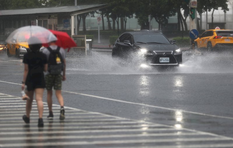 颱風奧麥斯侵台機率低 今仍須留意午後雷雨