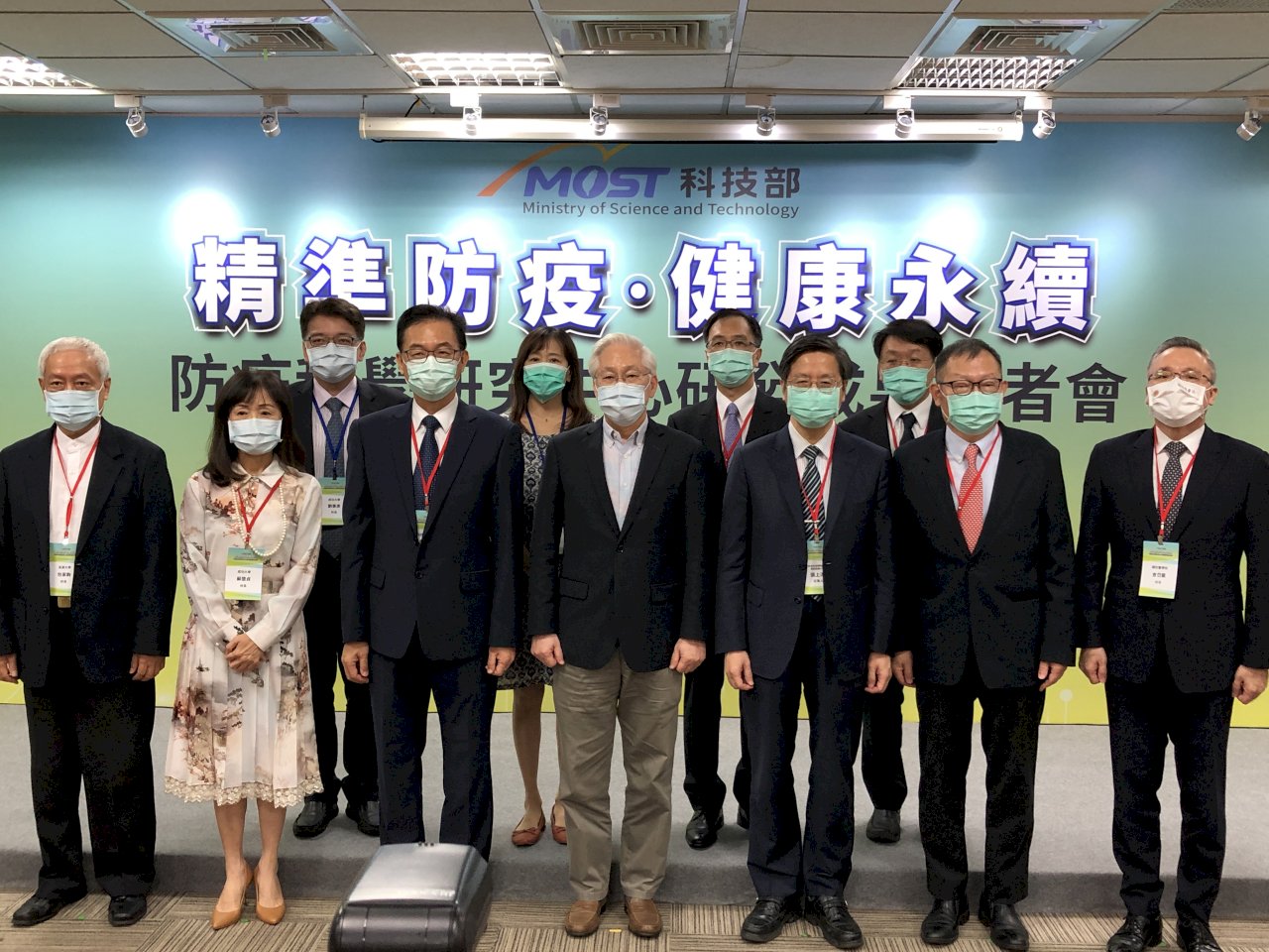 捍衛全民健康!科技部率五大院校展現防疫科學研究中心成果
