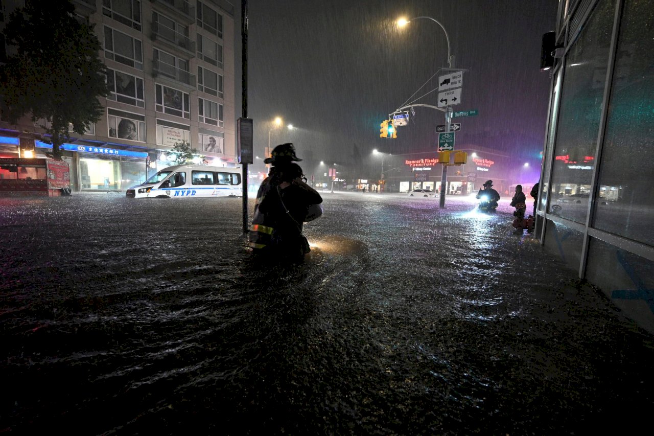 艾達餘威 紐約市泡水市長宣佈緊急狀態