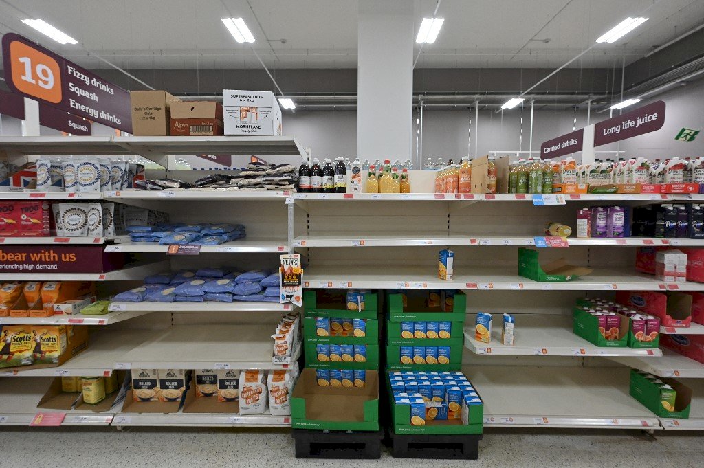 没有牛奶或瓶裝水:英國購物者面臨便利店商品短缺