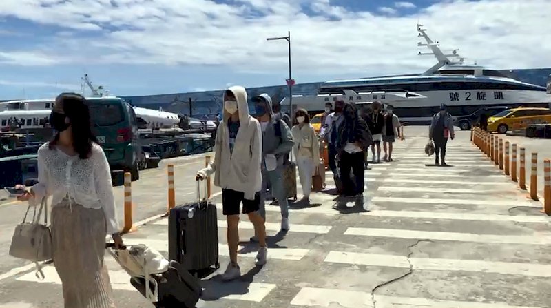 強颱「璨樹」來勢洶洶 海警最快今晚發布