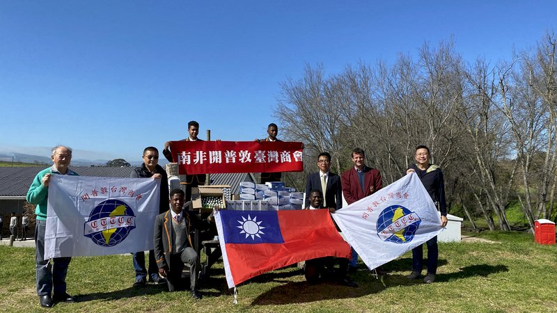 南非開普敦駐處拜訪貧民菁英學校贈防疫物資