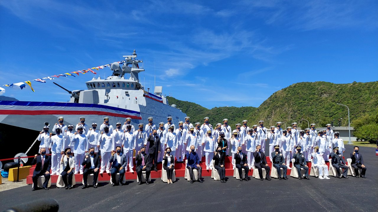 國造塔江軍艦今成軍 總統:海軍捍衛海疆將如虎添翼(影音)