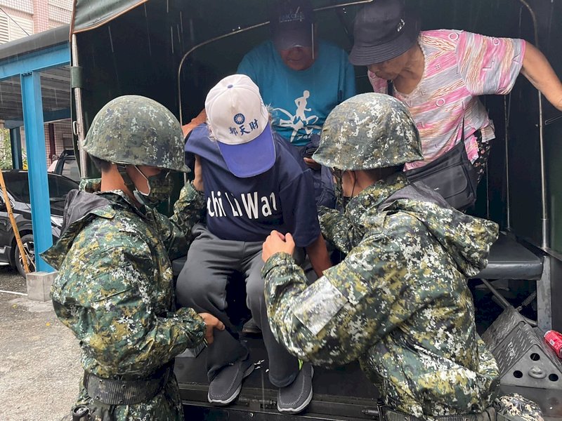 颱風璨樹逼近 軍警協助花蓮逾2000人預防性撤離