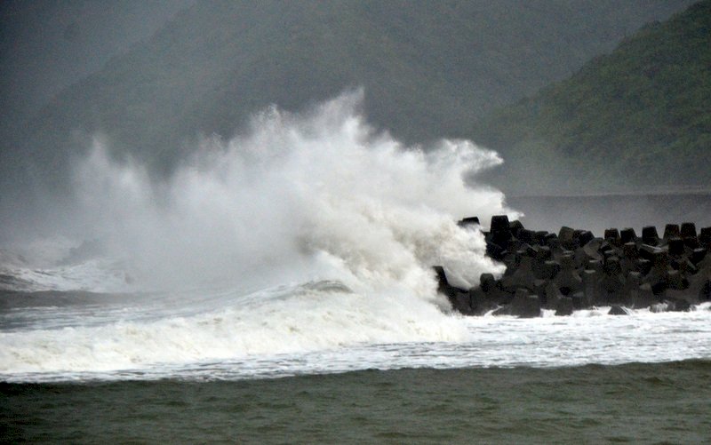 中南部雨勢大北東悶熱 沿海仍有長浪