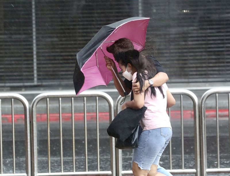 璨樹暴風圈縮小 中部以北、高屏今晚嚴防大雨