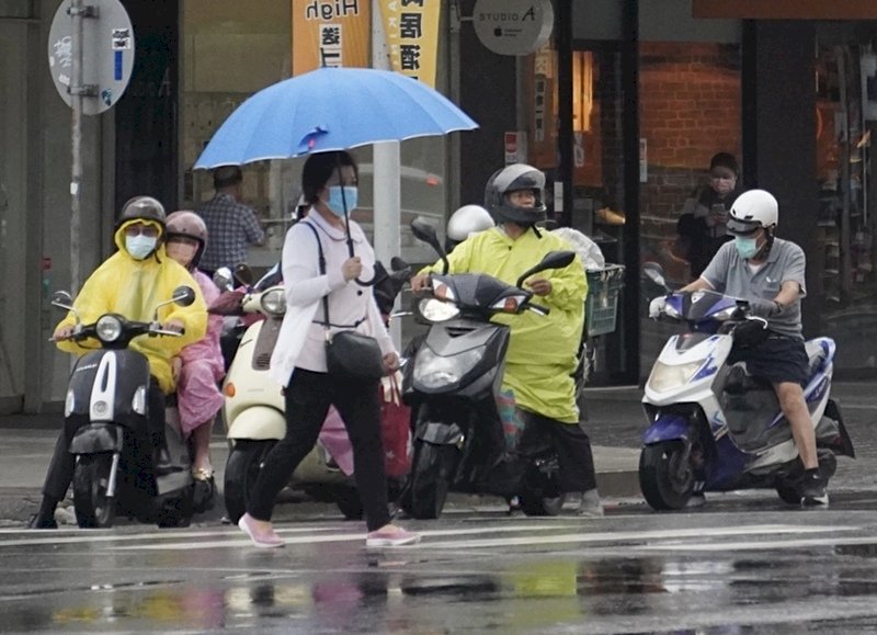 中南部陣雨或雷雨 其他地區午後雷陣雨