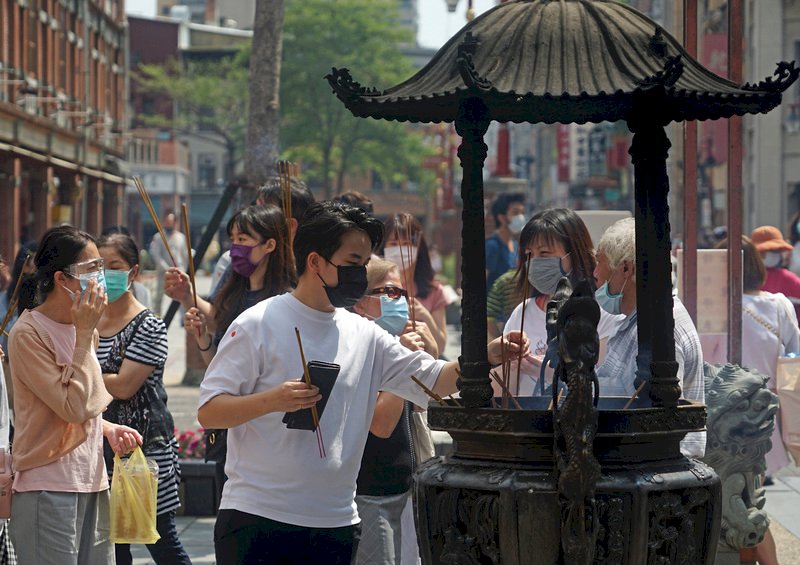 農曆8月15日除是中秋節,同時也是月下老人生日 ,21日許多民眾把握連假最後一天前往台北霞海城隍廟參拜祈福。中央社記者裴禛攝 110年9月21日 (圖:中央社)