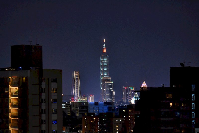 受疫情影響,今年中秋節台北地區未見往年家家戶戶街邊烤肉的熱鬧情景,21日晚間月娘也受雲層遮掩,遲未現身。中央社記者王飛華攝 110年9月21日 (圖:中央社)