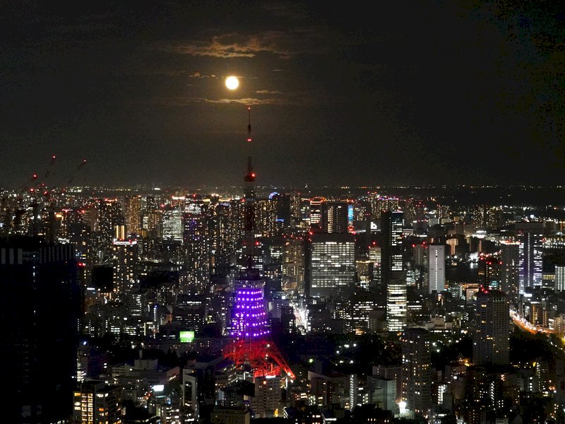 睽違8年中秋節逢滿月,東京六本木之丘森大廈的戶外展望台21日有媒體人和遊客前來拍攝又大又圓的明月。東京鐵塔上方秋夜明月的美景令人讚嘆。中央社記者楊明珠東京攝 110年9月21日 (圖:中央社)