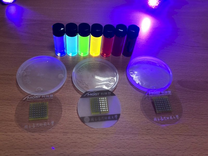 科技部22日舉行記者會,台師大團隊發表新世代發光記憶體研究成果。圖為團隊透過調控鈣鈦礦量子點的合成大小,就可以有效控制發光波長,因而有不同的顯示顏色,可涵蓋整個可見光譜。 (圖:中央社)