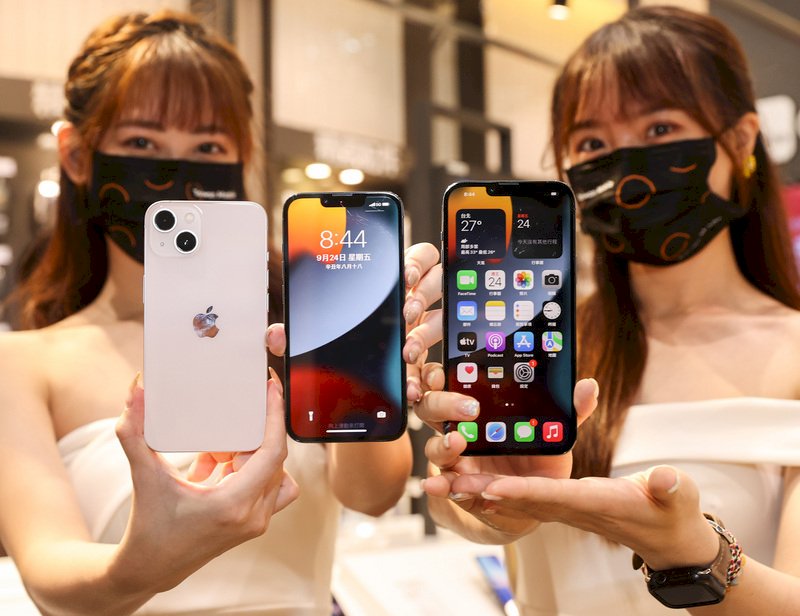 蘋果iPhone 13系列新機24日開賣,台灣大哥大請來Show Girl展示商品,衝刺買氣。中央社記者鄭清元攝 110年9月24日 (圖:中央社)