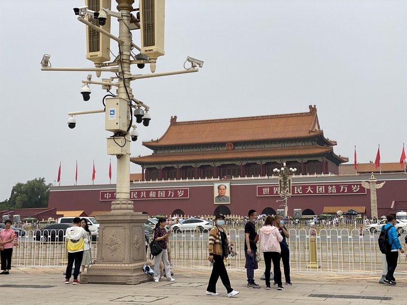 中共中央政法委員會秘書長陳一新近日到廣東深圳視察時提出,當前中國國內外安全環境趨於複雜,要優化網格化管理機制,提高影像監控覆蓋率等。圖為北京天安門廣場監視器,拍攝於6月8日。中央社記者繆宗翰北京攝 110年9月24日 (圖:中央社)