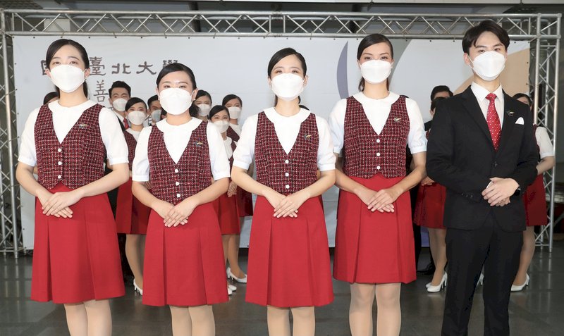 台北大學國慶典禮親善團記者會24日在台北大學民生校區舉行,被其他團員稱長得像藝人黃路梓茵(左起)、金高銀、宋雨琦、瑞莎與鄧倫的明星臉團員們一字排開。中央社記者吳家昇攝 110年9月24日 (圖:中央社)
