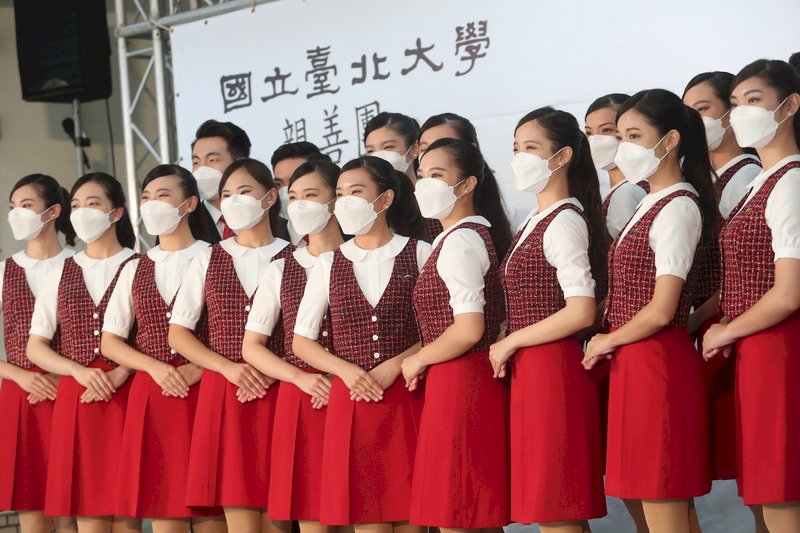 台北大學國慶典禮親善團記者會24日在台北大學民生校區舉辦,禮賓人員戴著口罩出場,動作整齊劃一。中央社記者吳家昇攝 110年9月24日 (圖:中央社)